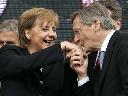Angela Merkel recibe el saludo del canciller austriaco, Wolgang Schüssel, en un mitin celebrado ayer en Stuttgart.