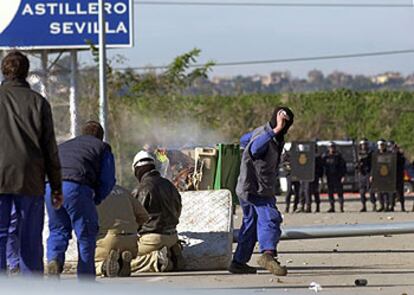 Trabajadores de Astilleros de Sevilla, ayer, durante los enfrentamientos con los antidisturbios.