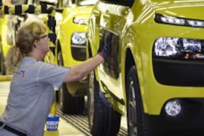 La planta de PSA Peugeot Citr&ouml;en en Villaverde (Madrid) fabricando el Cactus.