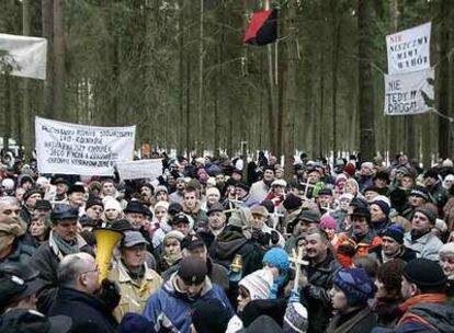 Manifestación contra la construcción de una autopista a través de la reserva natural de Rospuda, al noreste de Polonia, el pasado febrero.