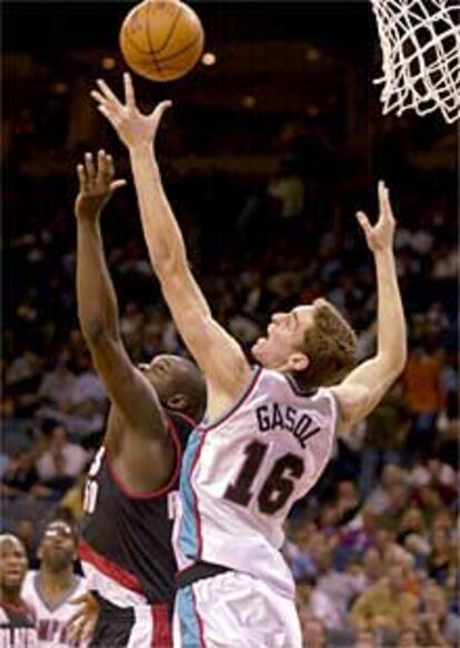 Gasol intenta capturar un rebote ante Ruben Patterson.