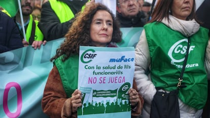 Una mujer sujeta un cartel durante una concentracin en defensa del concierto de Muface, este domingo.