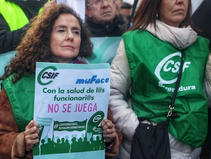 Una mujer sujeta un cartel de protesta durante una concentración frente a la Dirección General de Muface en Madrid.