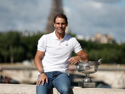 Nadal poses with the Musketeers Cup in front of the Eiffel Tower, this Monday in Paris.