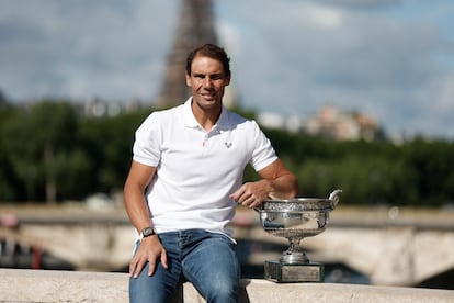 Nadal posa con la Copa de los Mosqueteros frente a la Torre Eiffel, el lunes en París.