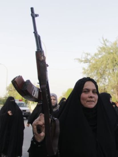Mujeres chiíes iraquíes gritan consignas de apoyo al ejército iraquí.