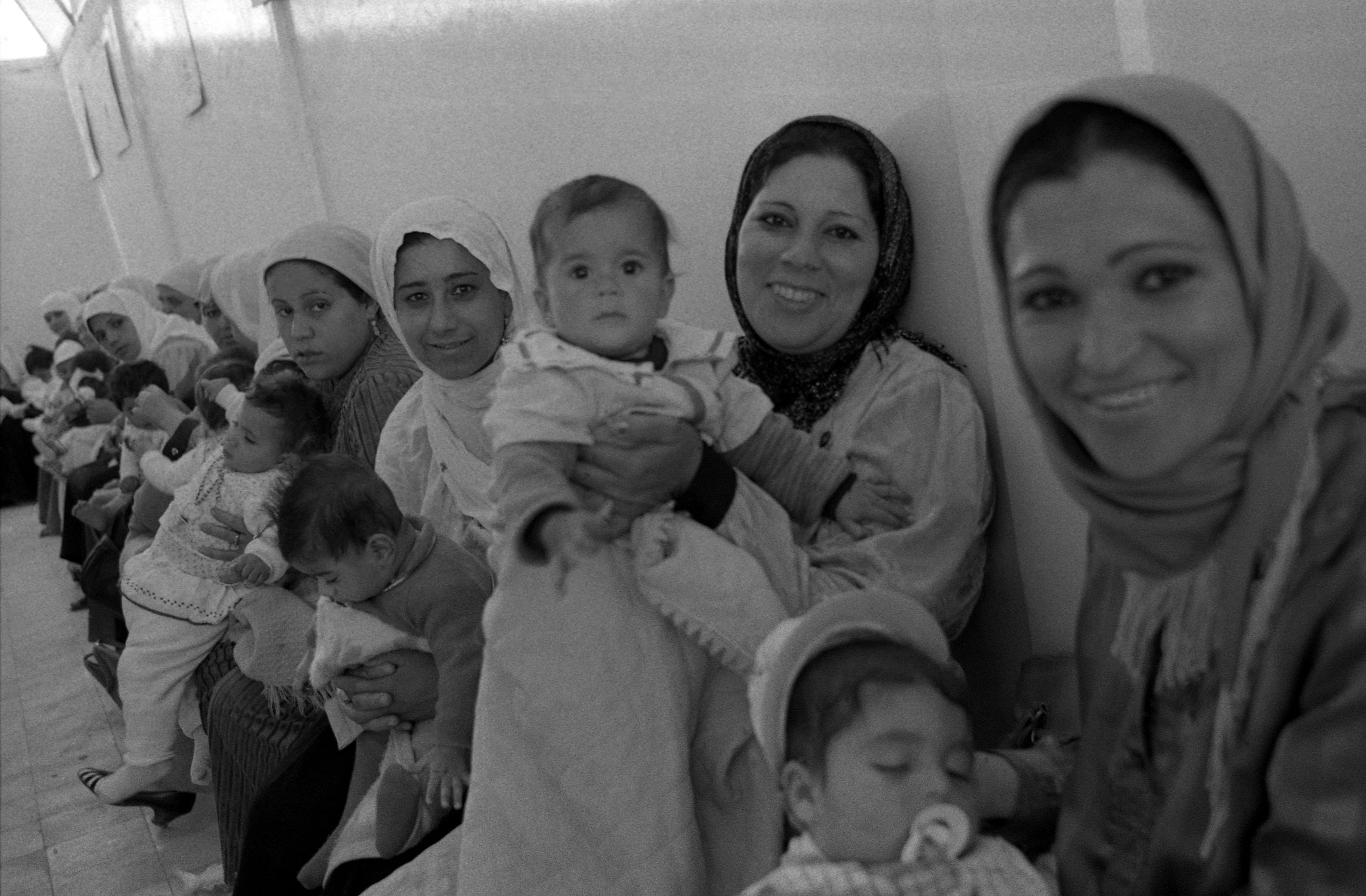 Imagen de 1987 en la sala de maternidad creada por la Agencia de la ONU para los Refugiados Palestinos (UNRWA) en el campo de refugiados de Shati, en la Franja de Gaza. Pertenece a la The Joss Dray Collection y ha sido cedida para la publicación de este artículo.