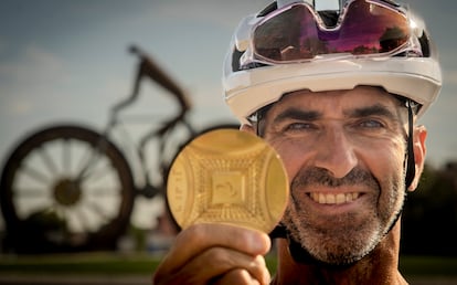 Dani Molina, en Guadalajara, con su medalla de oro de triatlón en los Juegos Paralímpicos de París 2024.