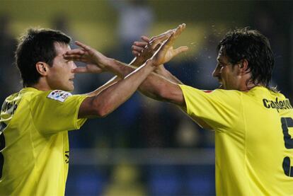 Llorente y Capdevilla durante el partido ante el Valencia.