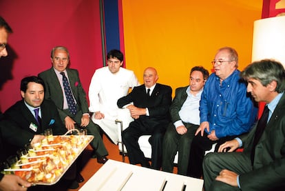 Esta imagen pertenece a la edición de 2006, cuando el Salón de Gourmets cumplió 20 años. De izqda. a dcha., Juli Soler, Juan Mari Arzak, Ferran Adrià y Paul Bocuse con los responsables del Grupo Gourmets. Más de 60.000 personas visitaron la muestra. En la foto, el famoso chef francés comparte tapas con los líderes de la cocina española.