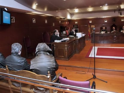 Los tres imputados en el banquillo durante el juicio del 'caso Tellería'-