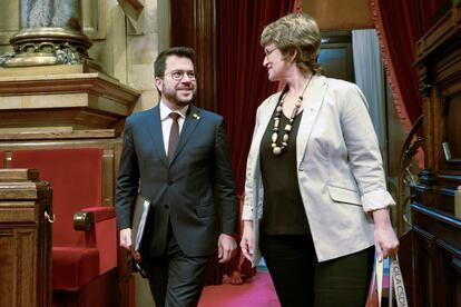 La consejera de Educación, Anna Simó, y el presidente de la Generalitat, Pere Aragonès, a su llegada al pleno sobre educación del Parlament.