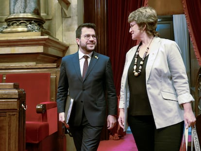 La consejera de Educación, Anna Simó, y el presidente de la Generalitat, Pere Aragonès, a su llegada al pleno sobre educación del Parlament.