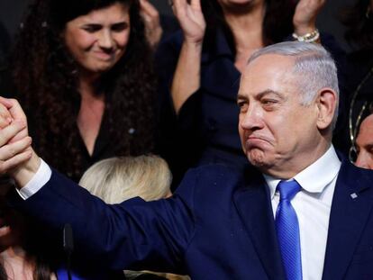 El primer ministro israelí saluda a sus partidarios tras proclamar su victoria electoral el miércoles.