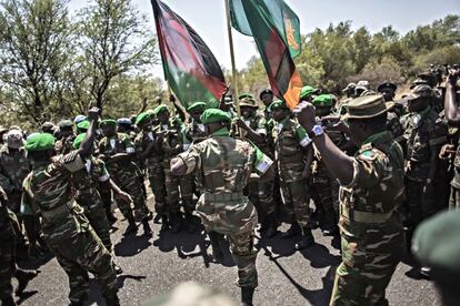 Soldados de distintos países africanos bailan antes del inicio de las maniobras militares Amani Africa II, en Sudáfrica / Guianluigi Guercia / Getty images