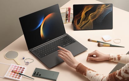 Una usuaria utiliza de forma simultánea tres dispositivos. En el centro, el nuevo Galaxy Book3 Ultra.