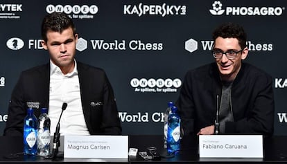 Magnus Carlsen (izquierda) y Fabiano Caruana, este jueves en Londres.