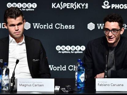 Magnus Carlsen (izquierda) y Fabiano Caruana, este jueves en Londres.