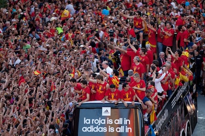 Los aficionados saludan a la selección.