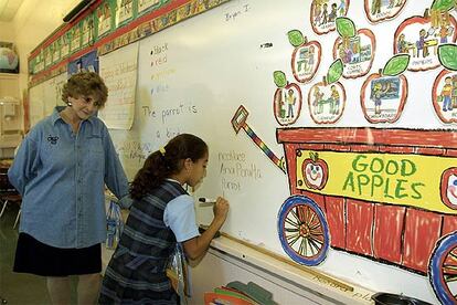 Una maestra con su alumna, en un colegio de Miami.