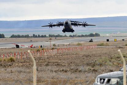 Uno de los dos aviones del Ejército del Aire con el primer envío directo de armamento por parte de España a Ucrania despega este viernes de la base aérea de Los Llanos (Albacete).