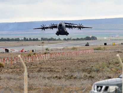 Uno de los dos aviones del Ejército del Aire con el primer envío directo de armamento por parte de España a Ucrania despega este viernes de la base aérea de Los Llanos (Albacete).
