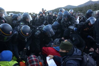 Brigadas de limpieza, en coordinación con fuerzas policiales, han retirado coches y han desmontado el escenario construido por los manifestantes, que han bloqueado el paso fronterizo de la AP-7 en el límite con Francia, que se mantenía cortado desde el lunes. En la imagen, comienzo del desalojo.