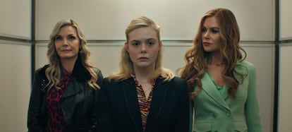 Elle Fanning, entre Michelle Pfeiffer y Nicole Kidman, en una imagen de 'Margo tiene problemas de dinero' (Apple TV).
