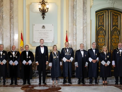 El rey Felipe en el centro y la presidenta del CGPJ Isabel Perelló (6 por la derecha), en el Tribunal Supremo en el acto de apertura del año judicial el pasado 5 de septiembre