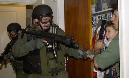 Agentes de migración de EEUU se llevan a Elián de casa de sus tíos, en Miami, en abril de 2000.