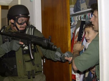 Agentes de migraci&oacute;n de EEUU se llevan a Eli&aacute;n de casa de sus t&iacute;os, en Miami, en abril de 2000.