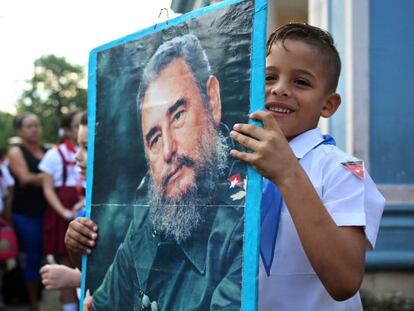 Criança com quadro do Fidel