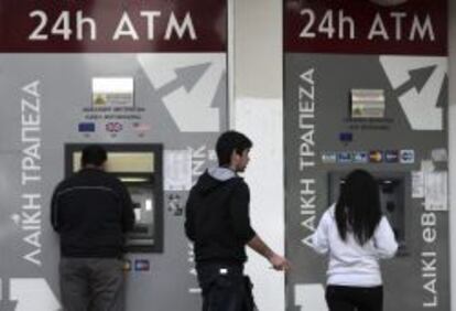 Varias personas sacan dinero de un cajero de Nicosia, Chipre.
