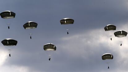 Un centenar de paracaidistas militares de Estados Unidos y Canadá participan en ejercicios conjuntos con tropas polacas en el desierto de Beldów (sur de Polonia), como parte de las maniobras que la OTAN desarrolla en países fronterizos con Ucrania. En la imagen, tropas de los Estados Unidos se lanzan en paracaídas durante una maniobra.