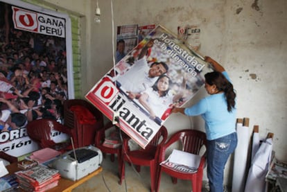 Una partidaria de Ollanta Humala despliega un póster electoral, en Lima.
