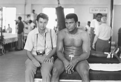 "Cuando la oficina de Magnum London me pidi que fuera a Miami a fotografiar a Muhammad Ali, respond que no me interesaban los deportes. Stephanie dijo: '?Qu? ?Te has vuelto loco?'. A da de hoy, sta es probablemente mi foto favorita de mi juventud. Tuve la oportunidad de pasar cuatro das con uno de los estadounidenses ms inspiradores del siglo XX", recuerda Lyon en sus memorias 'This Is My Life I'm Talking About', Damiani Books, 2024.