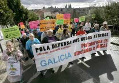 Grupos de ahorradores de diversos puntos de Galicia durante una concentración convocada por la asociación Adicae. EFE/Archivo