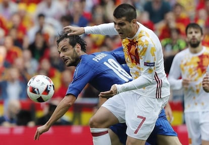 El migcampista italià Marco Parolo i el davanter d'Espanya Álvaro Morata durant el partit Itàlia-Espanya de vuitens de final de l'Eurocopa de Fútbol de França.