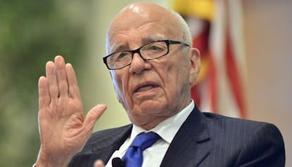 El magnate de la comunicación Rupert Murdoch interviene en un foro.