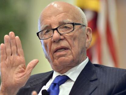 El magnate de la comunicación Rupert Murdoch interviene en un foro.