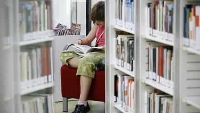 Una mujer lee en la biblioteca Luis Martín Santos, en Vallecas.