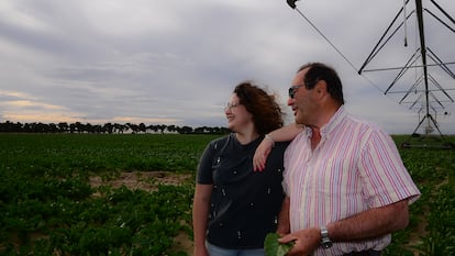 Nuria Rodríguez ha estudiado un máster de Agricultura de Precisión. Aquí, junto a Raúl, su padre, en uno de los campos en los que cultivan maíz, remolacha, cebollas y soja en Magazos (Ávila).