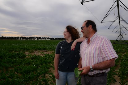 Nuria Rodríguez ha estudiado un máster de Agricultura de Precisión. Aquí, junto a Raúl, su padre, en uno de los campos en los que cultivan maíz, remolacha, cebollas y soja en Magazos (Ávila).