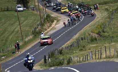 Una moto abre camino a los escapados en la novena etapa.