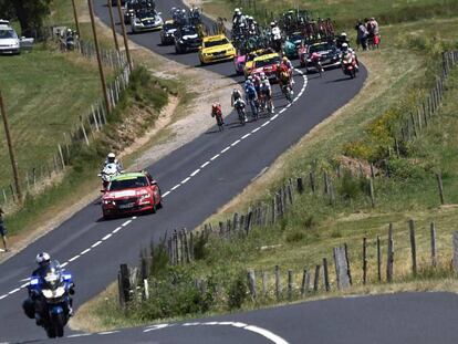 Una moto abre camino a los escapados en la novena etapa.