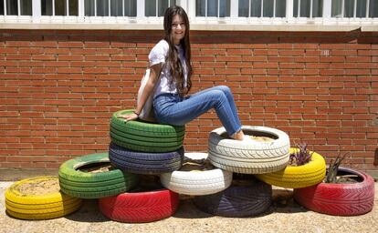 Lia Motrechko, premio al mejor expediente en 4º de la ESO de Sevilla, el 10 de junio de 2019, en la entrada del colegio el IES Torreblanca, en Sevilla.