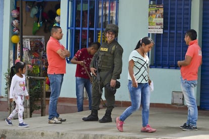 Un policía patrulla por una calle de Toribio, en el departamento del Cauca, el primer día de alto el fuego definitivo.