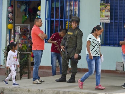 Un polic&iacute;a patrulla por una calle de Toribio, en el departamento del Cauca, el primer d&iacute;a de alto el fuego definitivo.