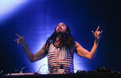 El DJ Steve Aoki durante su sesión de anoche en el festival.