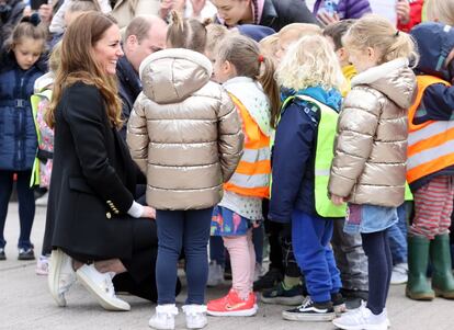Kate Middleton, duquesa de Cambridge, habla con un grupo de niños durante un encuentro con pescadores y sus familias en la costa este de Escocia.